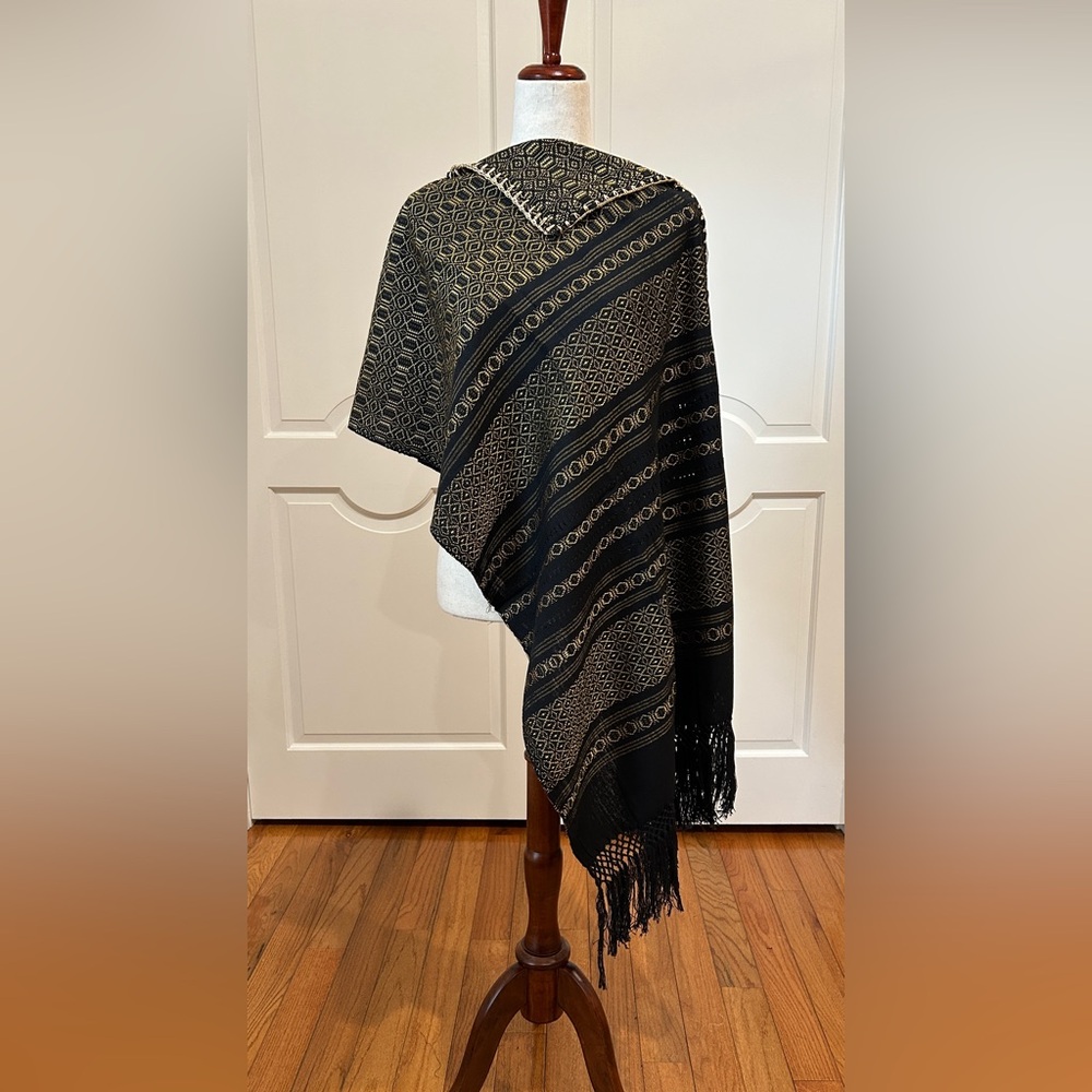 Traditional Mexican rebozo from Oaxaca. Mexican shawl. Rebozo Fringed vest.